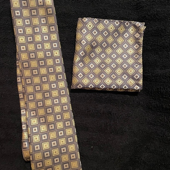 Great looking Alexander Julian Men’s Necktie with matching pocket square - Picture 1 of 4
